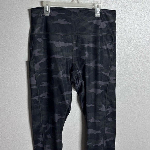Athleta Women Athletic Camo Black Capri Leggings size 1X. - Picture 2 of 8
